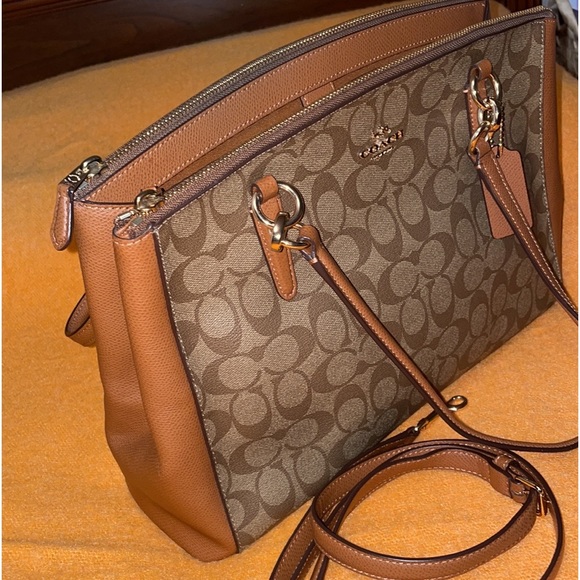 COACh authentic 💯 two way carry all - Picture 8 of 9